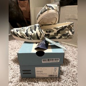 Women’s Size 7 Toms